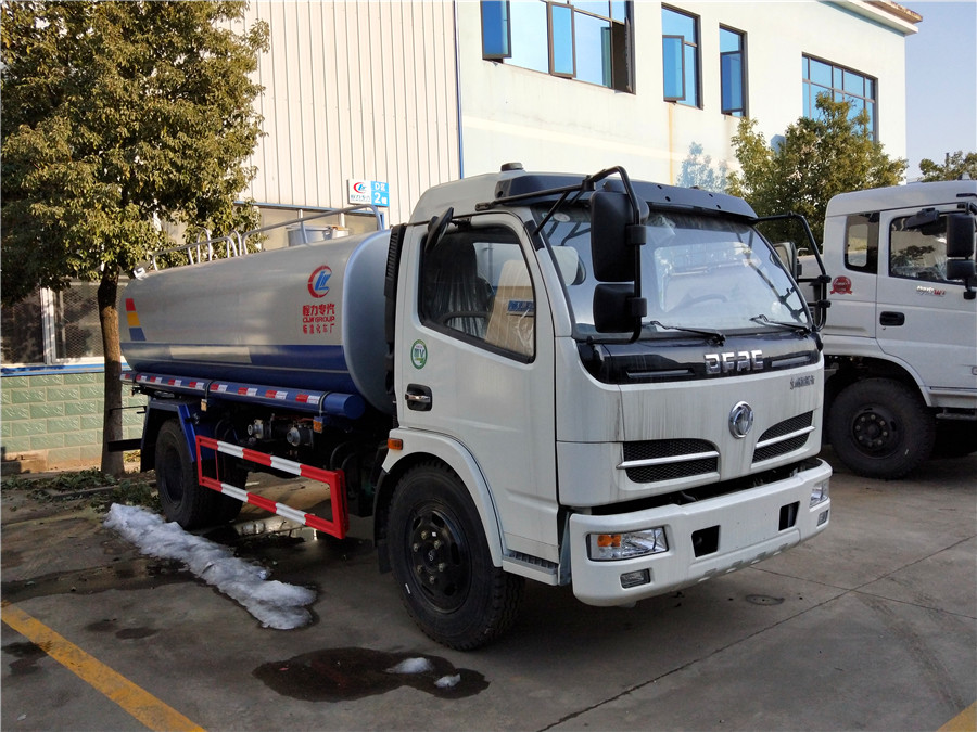 東風(fēng)福瑞卡灑水車車頭45度.jpg